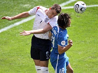 Борьба Джона Терри (слева) и Нельсона Аэдо Вальдеса. Фото AFP <hr><a href=http://cup2006.lenta.ru/photo/2006/06/10/england/ target=__blank_>Фотогалерея матча</a>