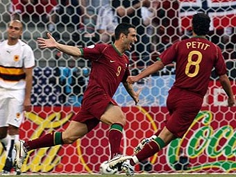 Португальцы празднуют гол в ворота сборной Анголы. Фото AFP <hr><a href=http://cup2006.lenta.ru/photo/2006/06/11/portugal/ target=__blank_>Фотогалерея матча</a>