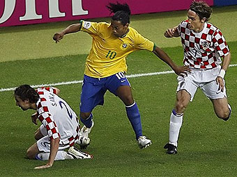 Бразилия - Хорватия. Дарио Срна, Роналдиньо и Дарио Шимич (слева направо). Фото AFP <hr><a href=http://cup2006.lenta.ru/photo/2006/06/13/brazil/ target=__blank_>Фотогалерея матча</a>