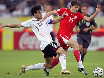 Германия - Польша. Михаэль Баллак (слева) против Эби Смолярека. Фото AFP <hr><a href=http://cup2006.lenta.ru/photo/2006/06/14/germany/ target=__blank_>Фотогалерея матча</a>