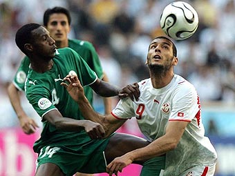 Сауд Карири (слева) против Яссина Шихауи. Фото AFP <hr><a href=http://cup2006.lenta.ru/photo/2006/06/14/tunisia/ target=__blank_>Фотогалерея матча</a>