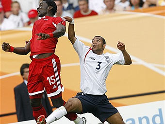 Англия - Тринидад и Тобаго. Единоборство Кенуайна Джонса (слева) и Эшли Коула. Фото AFP <hr><a href=http://cup2006.lenta.ru/photo/2006/06/15/england/ target=__blank_>Фотогалерея матча</a>