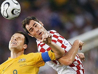 Австралия - Хорватия: Марк Видука (слева) против Игора Тудора. Фото AFP <hr><a href=http://cup2006.lenta.ru/photo/2006/06/22/croatia/ target=__blank_>Фотогалерея матча</a>