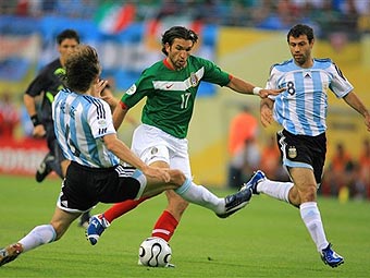 Хосе Фонсека (в центре) пытается уйти от Габриэля Хайнце (слева) и Хавьера Машерано (№8). Фото AFP <hr><a href=http://cup2006.lenta.ru/photo/2006/06/24/mexico/ target=__blank_>Фотогалерея матча</a>