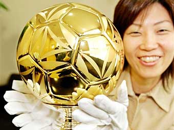 Презентация мяча из чистого золота. Фото AFP