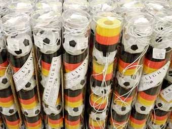 _Футбольные фейерверки_ - один из многих товаров на тематику чемпионата мира. Фото Reuters