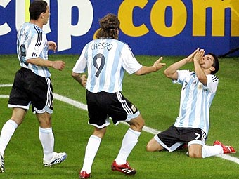  -  ' - 2:1.  ,            .  AFP <hr><a href=http://cup2006.lenta.ru/photo/2006/06/10/argentina/ target=__blank_> </a>