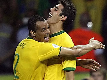  ()         .  AFP <hr><a href=http://cup2006.lenta.ru/photo/2006/06/13/brazil/ target=__blank_> </a>