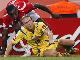 Андрей Воронин (в желтой форме) в матче со сборной Туниса. Фото AFP