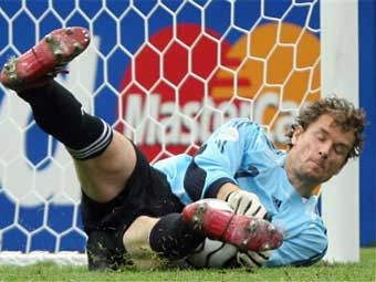 Йенс Леманн отбивает очередной пенальти. Фото AFP