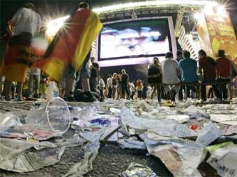 В таком виде оставляют после себя места просмотра матча немецкие фанаты. Фото AFP