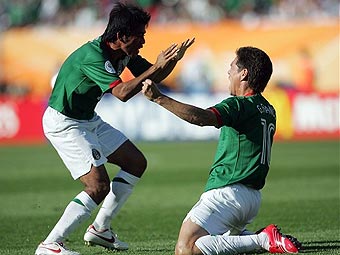 Гильермо Франко (справа) и Павел Пардо отмечают гол в ворота сборной Ирана. Фото AFP <hr><a href=http://cup2006.lenta.ru/photo/2006/06/11/mexico/ target=__blank_>Фотогалерея матча</a>