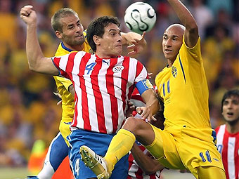 Парагваец Карлос Гамарра борется с Олофом Мелльбергом (слева) и Хенриком Ларссоном. Фото AFP <hr><a href=http://cup2006.lenta.ru/photo/2006/06/15/paraguay/ target=__blank_>Фотогалерея матча</a>