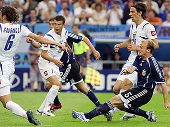 Эстебан Камбьяссо (№5) забивает второй гол в ворота Сербии и Черногории. Фото AFP <hr><a href=http://cup2006.lenta.ru/photo/2006/06/16/argentina/ target=__blank_>Фотогалерея матча</a>
