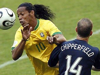 Бразилия - Австралия. Роналдиньо (слева) и Скотт Чипперфильд. Фото AFP <hr><a href=http://cup2006.lenta.ru/photo/2006/06/18/australia/ target=__blank_>Фотогалерея матча</a>