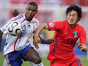 ‘ранци¤ -  оре¤. Ёрик јбидаль (слева) против „о „жа „жина. ‘ото AFP <hr><a href=http://cup2006.lenta.ru/photo/2006/06/18/korea/ target=__blank_>‘отогалере¤ матча</a>