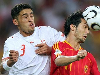Испания - Тунис. Луис Гарсия (справа) и Карим Хаггуи. Фото AFP <hr><a href=http://cup2006.lenta.ru/photo/2006/06/19/spain/ target=__blank_>Фотогалерея матча</a>