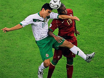 Мексиканский форвард Омар Браво (слева) и португальский защитник Мигел. Фото AFP <hr><a href=http://cup2006.lenta.ru/photo/2006/06/21/portugal/ target=__blank_>Фотогалерея матча</a>