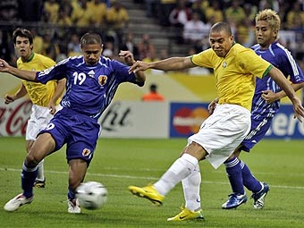 Бразильский форвард Роналдо (справа) против японского защитника Кейсуке Цубои (№19). Фото AFP Фото AFP <hr><a href=http://cup2006.lenta.ru/photo/2006/06/22/brazil/ target=__blank_>Фотогалерея матча</a>