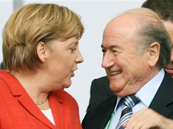 Зепп Блаттер (справа) и канцлер Германии Ангела Меркель на матче Германия - Аргентина. Фото AFP