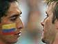 Вратарь Эквадора Кристиан Мора (слева) и Дэвид Бекхэм после матча