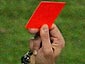 Рефери Орасио Элисондо показывает красную карточку 