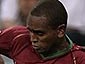 Португальский защитник Мигел (№13) борется за мяч с Тьерри Анри во время матча Португалия - Франция 